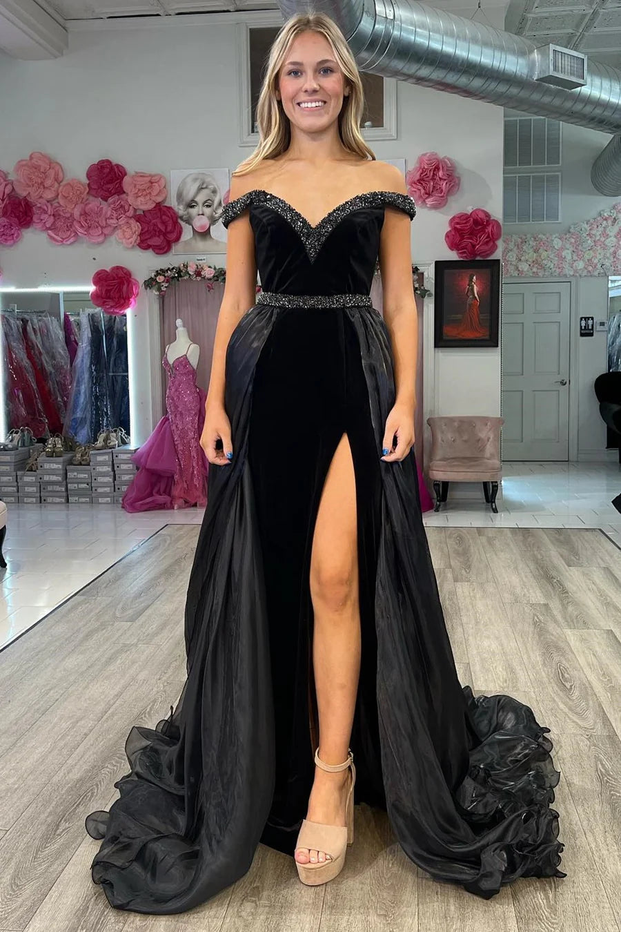 Vestido de fiesta de terciopelo con cuentas, escote en V y cola